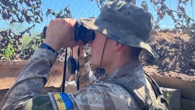 Військовослужбовець Артем в окопі. Військовослужбовець Артем в окопі.