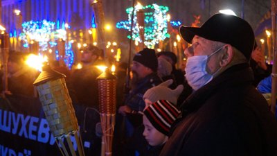 У Дніпрі провели смолоскипний марш до дня народження Бандери У Дніпрі провели смолоскипний марш до дня народження Бандери