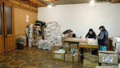 Від військових багато замовлень: як вінницькі волонтери плетуть маскувальні сітки для захисників