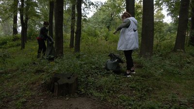 Чернівчани та вимушені переселенці долучилися до Всесвітнього дня прибирання Чернівчани та вимушені переселенці долучилися до Всесвітнього дня прибирання
