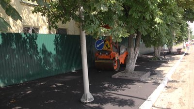 У Житомирі на вулиці Грушевського комунальники ремонтують тротуари