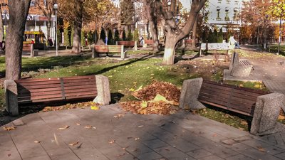 Перевернуті лавки, 31 жовтня 2025 року