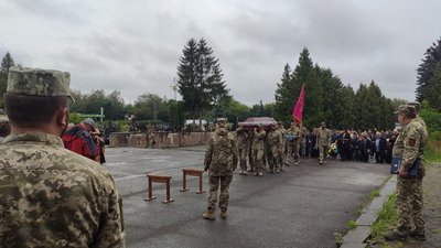 У Тернополі попрощалися з бійцем Артемом Узуналовим У Тернополі попрощалися з бійцем Артемом Узуналовим