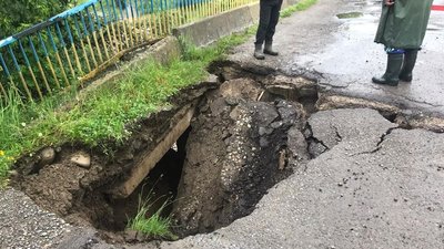 Ще три зруйновані мости. На Прикарпатті продовжує вирувати негода