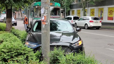 У Житомирі зіткнулися тролейбус та легковик: в автівки відірвалося колесо У Житомирі зіткнулися тролейбус та легковик: в автівки відірвалося колесо