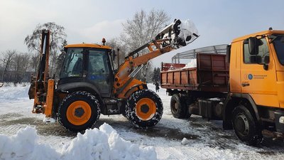 "А сніг все йде". Комунальники не встигають прибирати кучугури з вулиць Маріуполя "А сніг все йде". Комунальники не встигають прибирати кучугури з вулиць Маріуполя