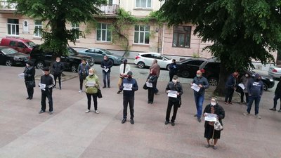 Жителі Дорошівців пікетують облдержадміністрацію через перспективний план