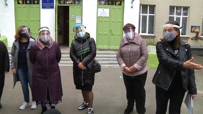 У житомирській школі №21 вчителі проводять уроки в захисних екранах У житомирській школі №21 вчителі проводять уроки в захисних екранах