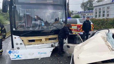 У Дніпрі зіткнулися легковик та тролейбус: одна людина загинула та троє травмовані У Дніпрі зіткнулися легковик та тролейбус: одна людина загинула та троє травмовані