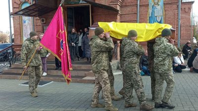 Мріяв про вільну Україну. У Хмельницькому попрощалися з захисником Олександром Кузьменком Мріяв про вільну Україну. У Хмельницькому попрощалися з захисником Олександром Кузьменком
