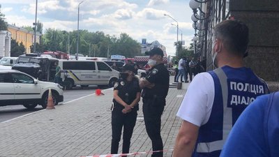 У Києві чоловік погрожує підірвати відділення банку в бізнес-центрі "Леонардо" У Києві чоловік погрожує підірвати відділення банку в бізнес-центрі "Леонардо"