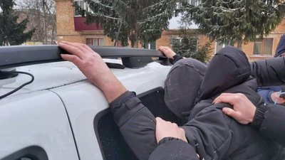 На Полтавщині затримали чоловіка, якого підозрюють у збуті зброї та психотропів