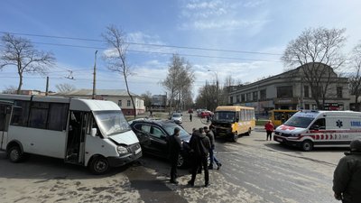 На вулиці Британська у Сумах сталася аварія за участі двох маршруток На вулиці Британська у Сумах сталася аварія за участі двох маршруток