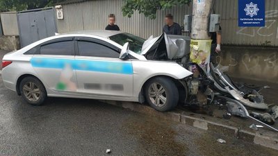 В Одесі автівка врізалася в стовп: чотирьох людей госпіталізували В Одесі автівка врізалася в стовп: чотирьох людей госпіталізували