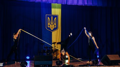 Невеликий збір краще, ніж нічого. Творчі волонтери з Кропивницького змінюють форми виступів, щоб допомогти ЗСУ