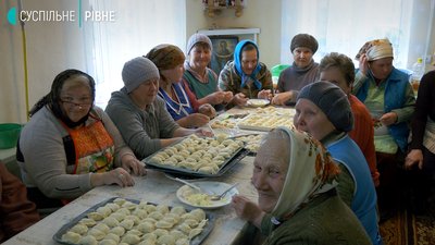 Вареники для бійців: на Рівненщині волонтери збирають передачі на схід Вареники для бійців: на Рівненщині волонтери збирають передачі на схід