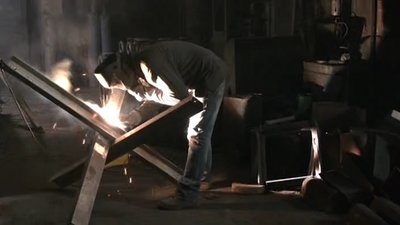 Ливарники у Рівному виготовляють для оборони їжаки, бійниці та ручки до щитів