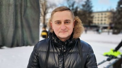 Вперше розгорнули 200-метровий прапор: у центрі Луцька – символічний "ланцюг єднання" Вперше розгорнули 200-метровий прапор: у центрі Луцька – символічний "ланцюг єднання"