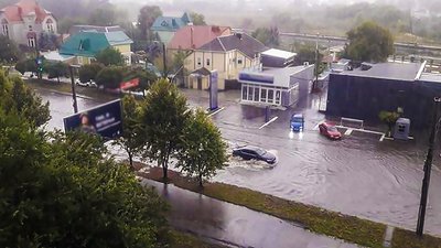 Затоплені вулиці, зупинені тролейбуси. У Кропивницькому пройшла злива з грозою