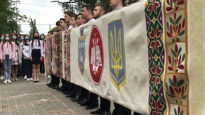 На Прикарпатті розгорнули найдовший вишитий рушник та встановили рекорд України На Прикарпатті розгорнули найдовший вишитий рушник та встановили рекорд України