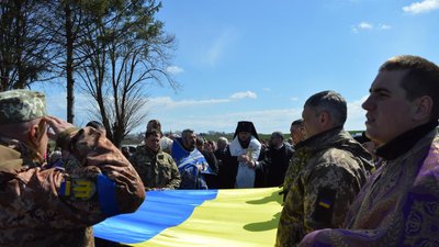 На Тернопільщині попрощалися із десантником Альбертом Тарасовим На Тернопільщині попрощалися із десантником Альбертом Тарасовим