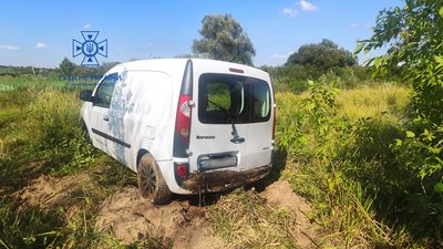 Автівка, яку підняли з річки Снов рятувальники Автівка, яку підняли з річки Снов рятувальники