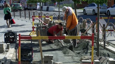 У Луцьку після пориву на мережі комунальники повторно вкладають бруківку