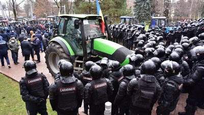 Трактори проти сльозогінного газу. У Молдові протестують фермери