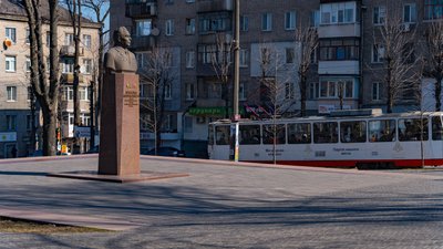 "Це прославлення тоталітарного режиму": жителі Кам’янського на Дніпропетровщині вимагають демонтувати пам’ятник Брежнєву "Це прославлення тоталітарного режиму": жителі Кам’янського на Дніпропетровщині вимагають демонтувати пам’ятник Брежнєву