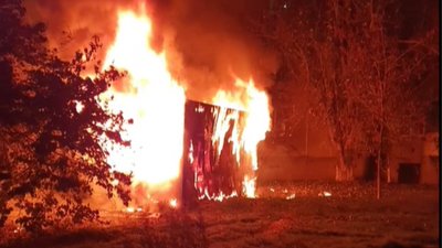 Пожежа у Херсоні: загорілася будівельна будка, вогонь ледве не перекинувся на житловий будинок
