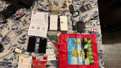 Речі, які вилучили у 16-річного одесита під час обшуку