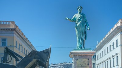 Пам’ятник Дюку де Рішельє після зняття захисних мішків із піском