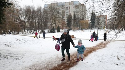 У львівському парку посипають доріжки кавовою гущею