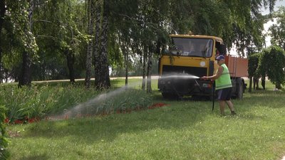 У Житомирі комунальники розпочинають полив скверів о 5:30 ранку У Житомирі комунальники розпочинають полив скверів о 5:30 ранку