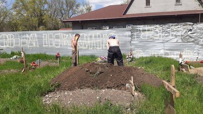 Могили у кожному дворі: російські окупанти не встигають проводити ексгумацію тіл вбитих маріупольців — радник мера Могили у кожному дворі: російські окупанти не встигають проводити ексгумацію тіл вбитих маріупольців — радник мера