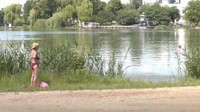 Басівкутське озеро у Рівному: епідеміологи знову взяли проби, частина людей купатись не боїться Басівкутське озеро у Рівному: епідеміологи знову взяли проби, частина людей купатись не боїться