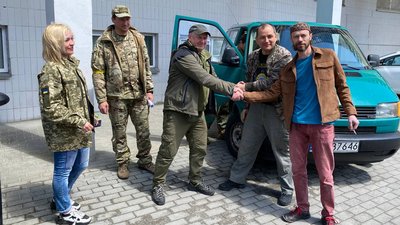Рустем Скибін та Ерфан Кудусов передають автомобілі військовим Рустем Скибін та Ерфан Кудусов передають автомобілі військовим