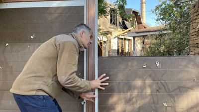 "В будинку велика кімната і два великих вікна. Оце всю кімнату і винесло": херсонка розповіла про нічну атаку РФ "В будинку велика кімната і два великих вікна. Оце всю кімнату і винесло": херсонка розповіла про нічну атаку РФ