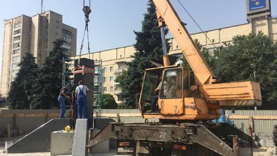 У Житомирі почали встановлювати центральну частину пам'ятника Захисникам України