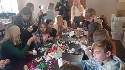 У тернопільському "Карітасі" роблять новорічні іграшки