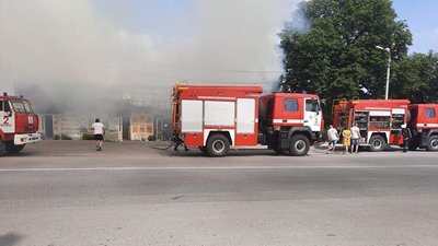 Під Вінницею горів торговий центр: гасили 20 рятувальників Під Вінницею горів торговий центр: гасили 20 рятувальників