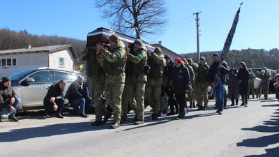 На Тернопільщині попрощалися із бійцем Романом Гахом На Тернопільщині попрощалися із бійцем Романом Гахом