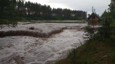 На Київщині після дощу з градом прорвало дамбу На Київщині після дощу з градом прорвало дамбу