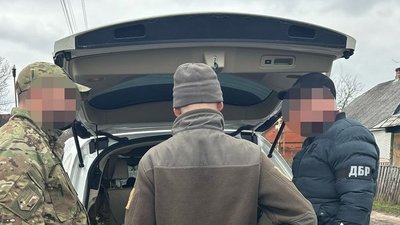 Збитки держави перевищили 6,4 млн грн: на Волині судитимуть 13 чоловіків, яких підозрюють у вирубці лісу Збитки держави перевищили 6,4 млн грн: на Волині судитимуть 13 чоловіків, яких підозрюють у вирубці лісу
