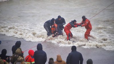 Українських моряків врятували з танкера Delfi, який сів на мілину в Одесі