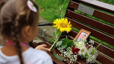 Пам’ятна таблиця на парковій лаві