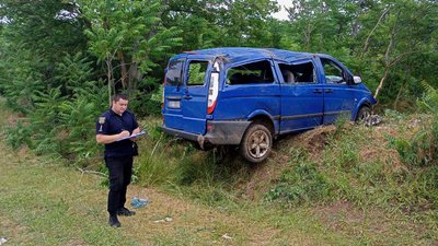 На Одещині мікроавтобус з’їхав у кювет і перекинувся: є травмовані