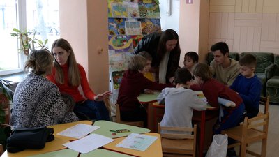 У Рівному психологи-волонтери займаються з дітьми арттерапією