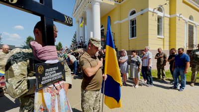 "Хлопці, прикрийте, я зараз їх всіх завалю": у Прилуках попрощалися із загиблим кулеметником Вадимом Макухою "Хлопці, прикрийте, я зараз їх всіх завалю": у Прилуках попрощалися із загиблим кулеметником Вадимом Макухою