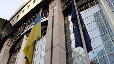Прапори України та Європейського Союзу